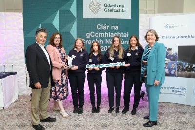 Judges Sinèad NìFhatharta, Udaràs na Gaeltachta and Cathal Groonell, Iasc Mara Teo with Helen Raftery CEO Junior Achievement Ireland present winners Danielle Ní Fhearraigh, Fia Nic Giolla Chomhaill, Brianna Ní Fhearraigh and Molly Nic Giolla Chomail of Pobalscoil Gaoth Dobhair, Contae Dhún na nGall with the trophy for their Eco Paws project attending the Clár na gComhlachtaí National Final, where students from eight Gaeltacht schools competed to be crowned the Irish young entrepreneur of the year on Thursday, 10 April 2025 at the Connemara Coast Hotel. Students from Pobalscoil Gaoth Dobhair, Contae Dhún na nGall  won the competition with their Eco Paws and go on to participate in the Junior Achievement European Entrepreneurship Final, Gen_E 2025, in Athens, Greece in July.  Clár na gComhlachtaí is a joint venture between Údarás na Gaeltachta and Junior Achievement Ireland. It aims to give Gaeltacht-region second-level students hands-on experience into the life of an entrepreneur. Photo: MIke Shaughnessy